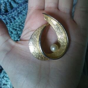 Costume faux pearl gold toned brooch